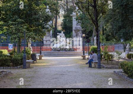 Fontaine d'eau sculptée Fontana del Genio de 1778 dans le parc Villa Giulia également connu sous le nom de Villa del Popolo ou Villa Flor dans la ville de Palerme sur la Sicile, Italie Banque D'Images