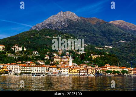 La ville de Menaggio sur la rive du lac de Côme (Lago di Como), Italie Banque D'Images