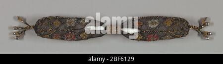 Sac à main Misers. Soie noire crochetée brodée avec des zones de soie rouge, bleue et jaune. Plus orné de perles d'or et d'acier découpés. Motif feuilles stylisé et autre décoration dans les mêmes perles. Banque D'Images