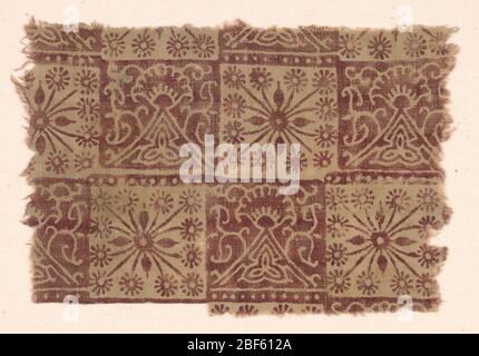 Fragment. Disposition en damier des carrés avec rosette fleurie stylisée en rouge mat sur un sol non teint alternant avec un carré rouge terne avec une réserve de lignes de Lotus profil et de feuilles s'élevant à partir de la base triangulaire. Banque D'Images