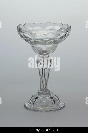 Verre à viande de Sweethade. Bol Ogee, large bord festonné, coupé en forme de géométrique avec une rangée de cravates au fond; tige moulée, striée et épaulée; base bombée évasée au fond avec nervures épaulées moulées; fond de marquage pontil. Banque D'Images