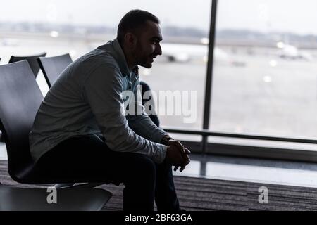 Voyageur à l'aéroport d'attente déprimé après les retards et annulations de vols Banque D'Images