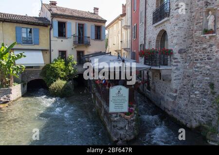 Italie, Valeggio sul Mincio - 20 mai 2018 : vue sur la rivière et le restaurant de Borghetto le 20 mai 2018 en Vénétie, Italie. Banque D'Images