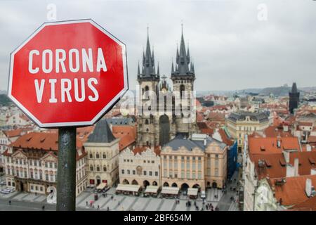 Panneau d'arrêt du virus Corona avec vue sur la cathédrale de Prague, en tchèque. Avertissement sur la quarantaine épidémique. Pandémie de coronavirus. Panneau d'alerte COVID-2019 Banque D'Images