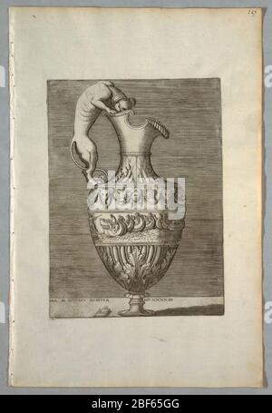 Vase plaque 7 d'une série. Rectangle vertical. Brochette, avec un chien debout composant la poignée. Le corps est décoré avec un soulagement d'une bataille navale, des têtes et des festons. Inscrit ci-dessous: 'ROMAE AB ANTIQVO REPERTVM MD XXXXIII' et 'A.E.V.' sur un comprimé. Banque D'Images