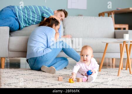 Bébé mignon et couple stressé souffrant de dépression postnatale à la maison Banque D'Images