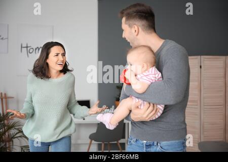 Couple stressé souffrant de dépression postnatale à la maison Banque D'Images