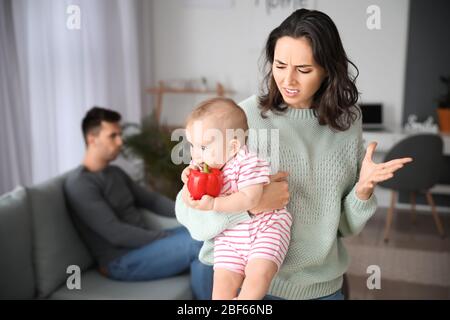 Jeune femme souffrant de dépression postnatale à la maison Banque D'Images