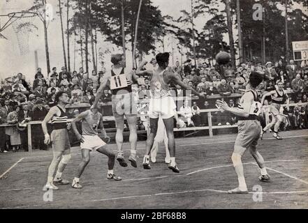 En 1936, les 11ème Jeux Olympiques à Berlin Allemagne la bataille de basket-ball chinois et français l'équipe chinoise a battu l'équipe française 45-8 Banque D'Images