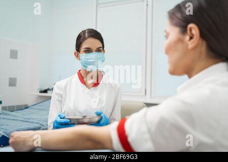 Jeune femme de type portant un masque médical stérile Banque D'Images