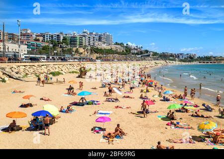 TARRAGONE, ESPAGNE - 16 AOÛT : bains de soleil à la plage de Miracle le 16 août 2015 à Tarragone, Espagne. Tarragone, dans la célèbre Costa Daurada, en a plusieurs Banque D'Images