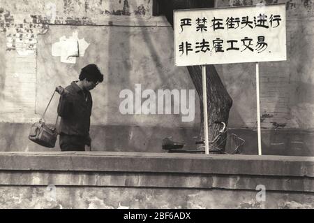 Au début des années 1990, le pont d'usine de Beijing interdit strictement de réaliser des transactions illégales d'emploi sur le panneau de rue, bien que le Banque D'Images