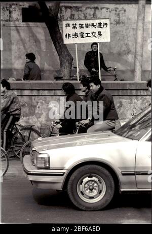 Au début des années 1990, le pont d'usine de Beijing interdit strictement de réaliser des transactions illégales d'emploi sur le panneau de rue, bien que le Banque D'Images