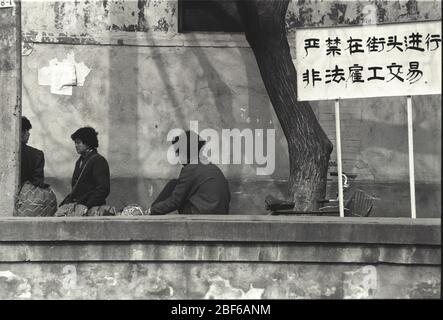 Au début des années 1990, le pont d'usine de Beijing interdit strictement de réaliser des transactions illégales d'emploi sur le panneau de rue, bien que le Banque D'Images