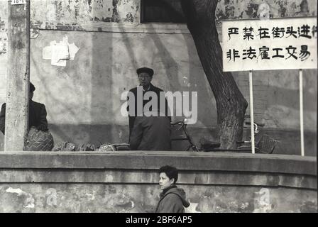 Au début des années 1990, le pont d'usine de Beijing interdit strictement de réaliser des transactions illégales d'emploi sur le panneau de rue, bien que le Banque D'Images