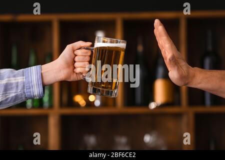 Homme refusant de boire de la bière au bar. Concept d'alcoolisme Banque D'Images