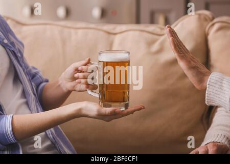 Homme refusant de boire de la bière à la maison. Concept d'alcoolisme Banque D'Images