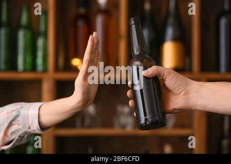 Femme refusant de boire de la bière au bar. Concept d'alcoolisme Banque D'Images