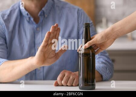 Homme refusant de boire de la bière à la maison. Concept d'alcoolisme Banque D'Images