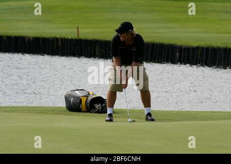 Tomas Brolin jouant au golf. Concentré sur un putt sur le vert. M.. Prod Stockholm / Suède, Arlangastad, parcours de golf, août 2007. Banque D'Images
