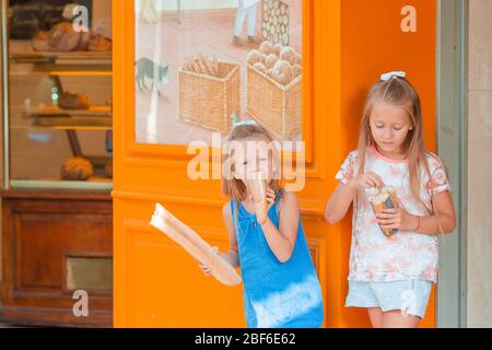 Enfants les plus cutiest avec baguette fraîche et croustillante à Paris Banque D'Images