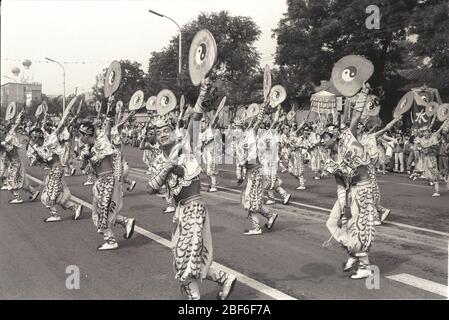 Spectacle de marching de costume Gansu Tianshui tambour rotatif octobre 2003 Beijing Ping'an Avenue le 6ème Festival international de la culture touristique de Beijing T Banque D'Images