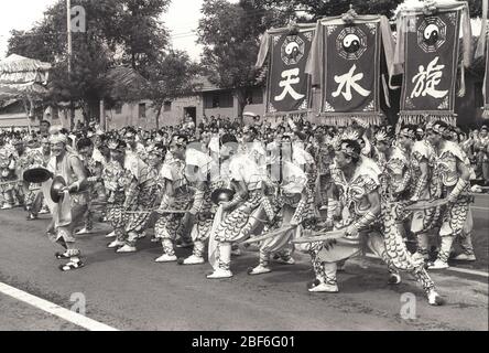 Spectacle de marching de costume Gansu Tianshui tambour rotatif en octobre 2003 la cérémonie d'ouverture du 6ème Beijing International Tourism Culture Festeral Banque D'Images