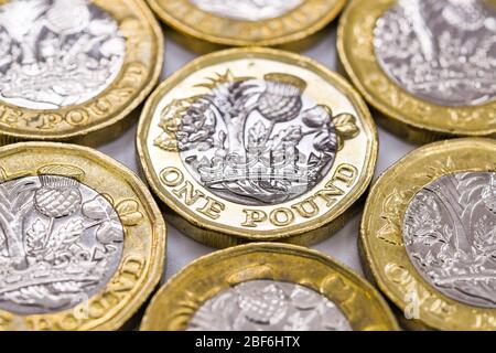 LONDRES, Royaume-Uni - AVRIL 2019: Vue rapprochée de la monnaie britannique GBP - une pièce de monnaie Pound entourée d'autres pièces Banque D'Images