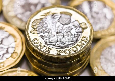 LONDRES, Royaume-Uni - AVRIL 2019: Vue rapprochée de la monnaie britannique GBP - une pièce de monnaie Pound entourée d'autres pièces Banque D'Images