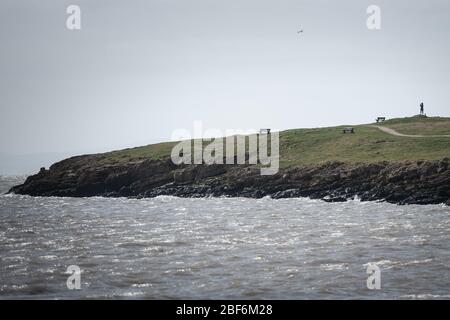 Barry Island, Vale of Glamourgan, Pays de Galles, Royaume-Uni. 13 avril 2020. Les habitants de l'île Barry, au sud du pays de Galles, contribuent à réduire la propagation de la COVID-19 en utilisant la soc Banque D'Images
