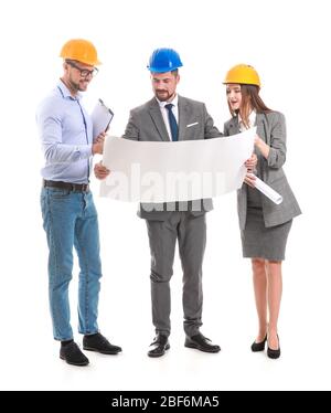 Groupe d'ingénieurs avec dessin sur fond blanc Banque D'Images