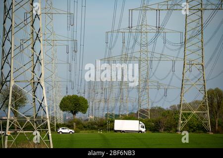 Lignes à haute tension, 380 kV, à la sous-station Gohrpunkt, l'électricité provient de la zone minière de lignite de Rhenish, près de Gohr, Grevenbroich, GE Banque D'Images