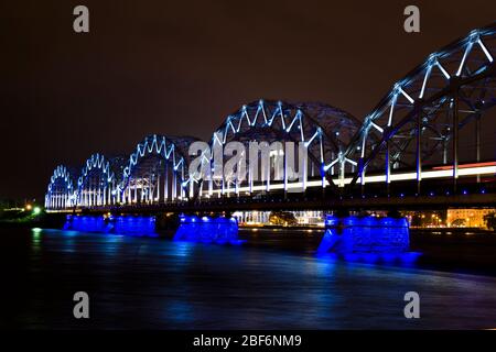 Le pont ferroviaire principal de Riga la nuit Banque D'Images