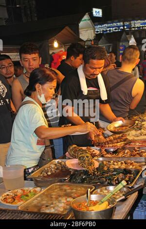 Choix de fruits de mer à griller au marché nocturne de Hua Hin, Thaïlande Banque D'Images