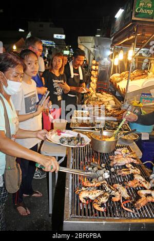 Griller des fruits de mer au marché nocturne de Hua Hin, Thaïlande Banque D'Images