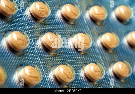 Paquet de 10 mg de comprimés de sulfate de morphine. La morphine est un médicament analgésique qui est le plus souvent utilisé pour engourdir la douleur pendant et après l'opération. Morphe Banque D'Images