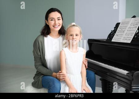 Professeur de musique privé donnant des leçons de piano à la petite fille Banque D'Images