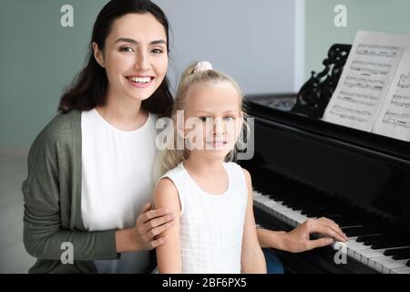 Professeur de musique privé donnant des leçons de piano à la petite fille Banque D'Images