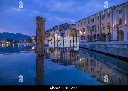 Promenade Lungolago à Salo sur le lac de Garde, Italie, Lombardie Banque D'Images