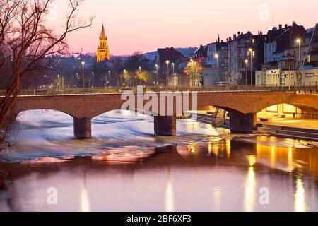 rivière Lenne à Letmathe avec agrafe de l'église Saint-Kilian en soirée lueur, Allemagne, Rhénanie-du-Nord-Westphalie, Sauerland, Iserlohn Banque D'Images