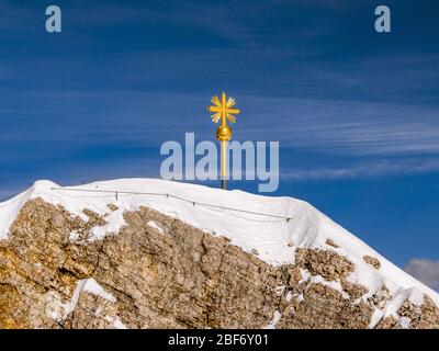 Traversez le Zugspitze, la plus haute montagne d'Allemagne, d'Allemagne, de Bavière, d'Oberbayern, de Haute-Bavière Banque D'Images