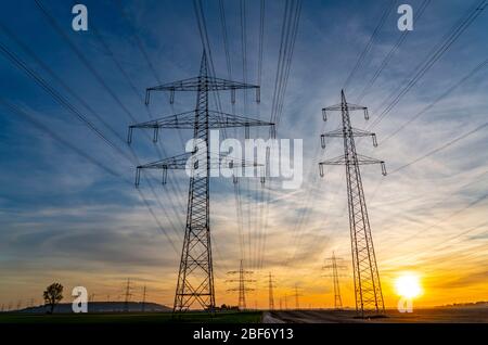 Lignes à haute tension, 380 kV, ligne électrique, l'électricité provient de la zone d'extraction du lignite de Rhenish, à la centrale de Neurath, près de Grevenbroic Banque D'Images