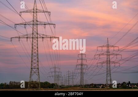 Lignes à haute tension, 380 kV, ligne électrique, l'électricité provient de la zone d'extraction du lignite de Rhenish, à la centrale de Neurath, près de Grevenbroic Banque D'Images