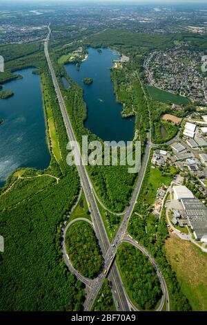 , lacs Elbsee et Unterbacher See à Düsseldorf-Unterbach avec sortie Erkrath de l'autoroute A46 , 09.05.2016, vue aérienne, Allemagne, Rhénanie-du-Nord-Westphalie, Basse-Rhin, Düsseldorf Banque D'Images