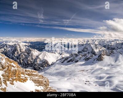 vue depuis le Zugspitze, la plus haute montagne d'Allemagne, d'Allemagne, de Bavière, d'Oberbayern, de Haute-Bavière Banque D'Images