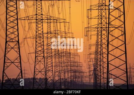 Lignes à haute tension, 380 kV, ligne électrique, l'électricité provient de la zone d'extraction du lignite de Rhenish, à la centrale de Neurath, près de Grevenbroic Banque D'Images