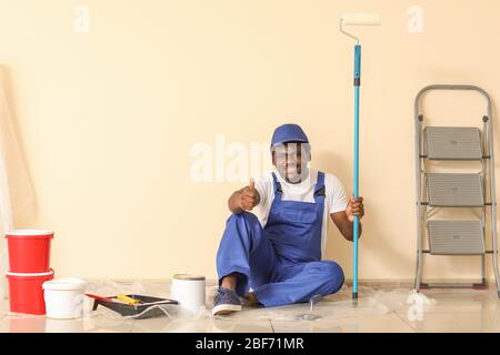 Portrait du peintre afro-américain montrant le pouce dans la chambre Banque D'Images