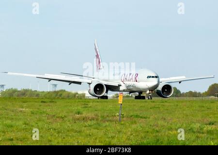 16 avril 2020 Maastricht, les avions des Pays-Bas quittant l'aéroport Qatar cargo vliegtuig A7-BFH Qatar cargo avion A7-BFH Banque D'Images