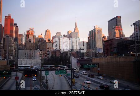 Comme le soleil se couche sur Manhattan. Heure de pointe. Trafic. Banque D'Images