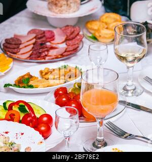 Table de fête avec verres en cristal et des plaques. Des collations et des sandwiches sur la table. Selective focus Banque D'Images